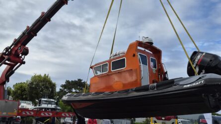 Grutage et départ d’un semi-rigide professionnel